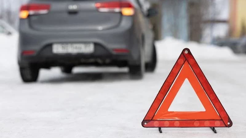 На загородной трассе возле Надыма в результате ДТП загорелся автомобиль