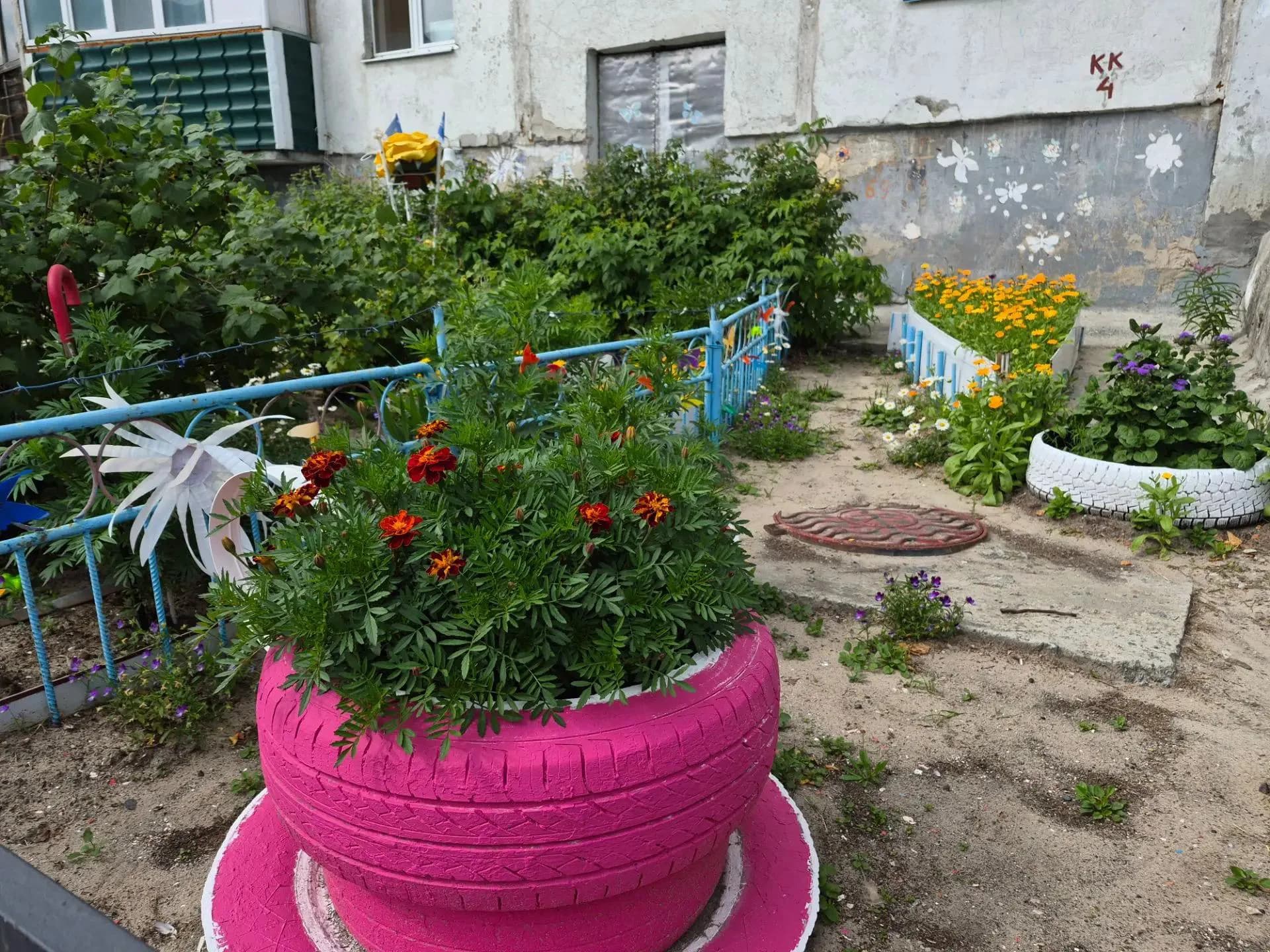 Двор на улице Строителей, 3