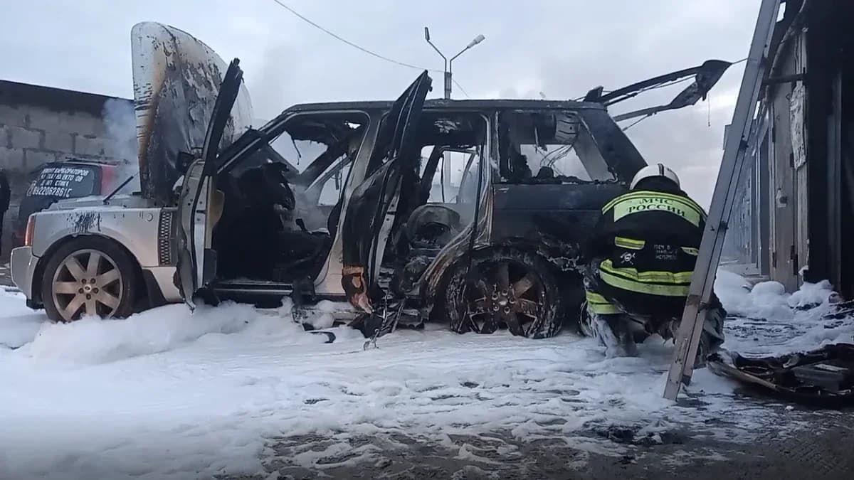 Пожарные в Надыме тушили бесхозный автомобиль