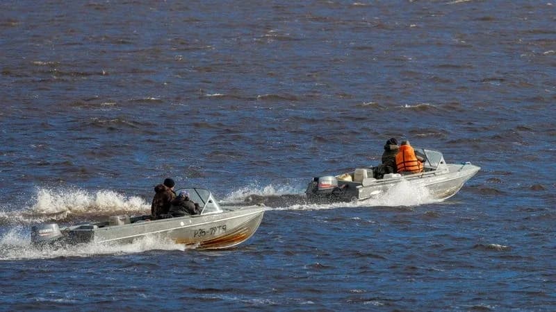 Один погиб и трое пропали: в Надымском районе перевернулась лодка