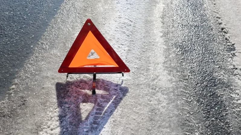 В Надыме трактор не пропустил легковушку