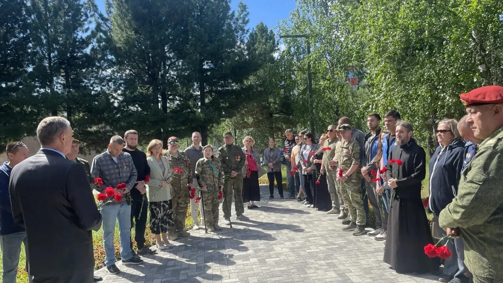 Надым помнит героев: в городе почтили память ветеранов и обсудили меры поддержки бойцов СВО
