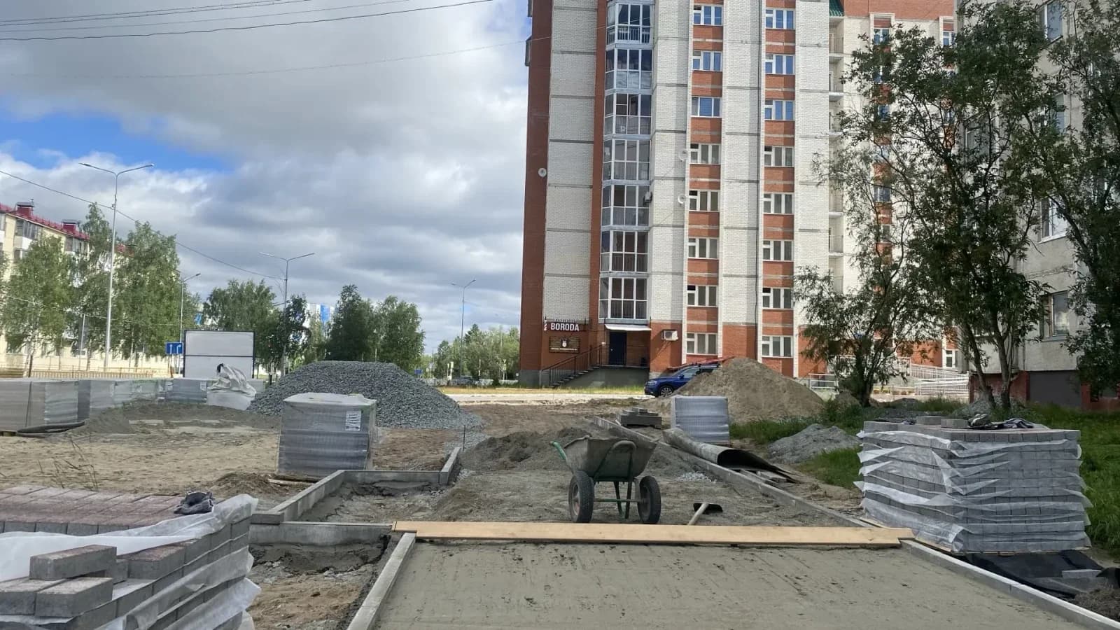 Комфорт и безопасность: в Надыме продолжают благоустройство по проекту «Мой двор»