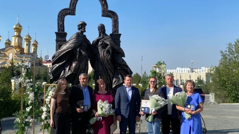Пример для молодежи: в Надыме семейным парам вручили медали «За любовь и верность»