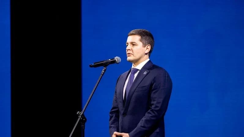 Дмитрий Артюхов поздравил ямальцев с Днем строителя