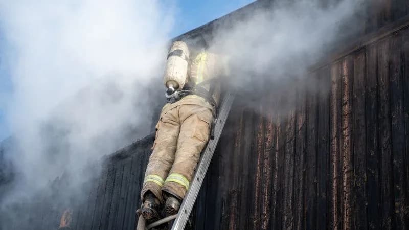 В Надыме потушили возгорание бесхозного строения