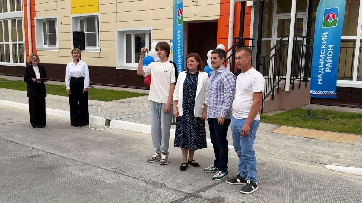 Пангодинцы получили ключи из рук губернатора: Дмитрий Артюхов поздравил семьи с новосельем