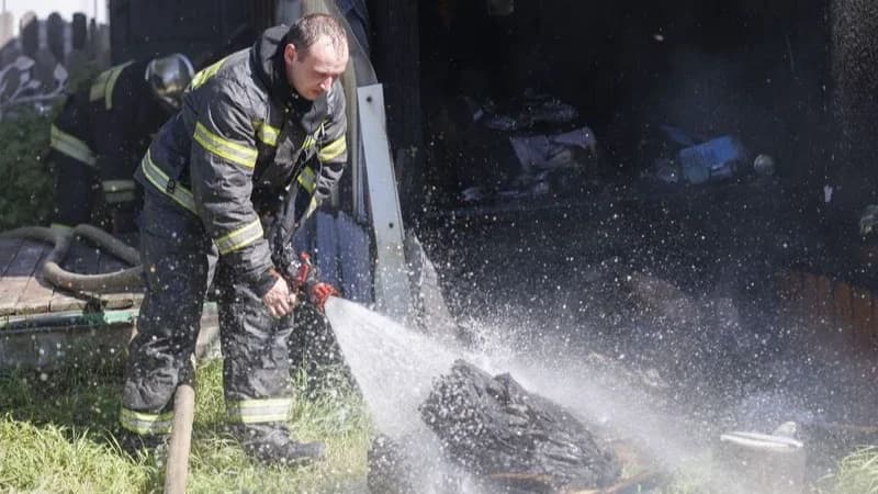 В Надыме потушили огонь в заброшенном двухэтажном здании