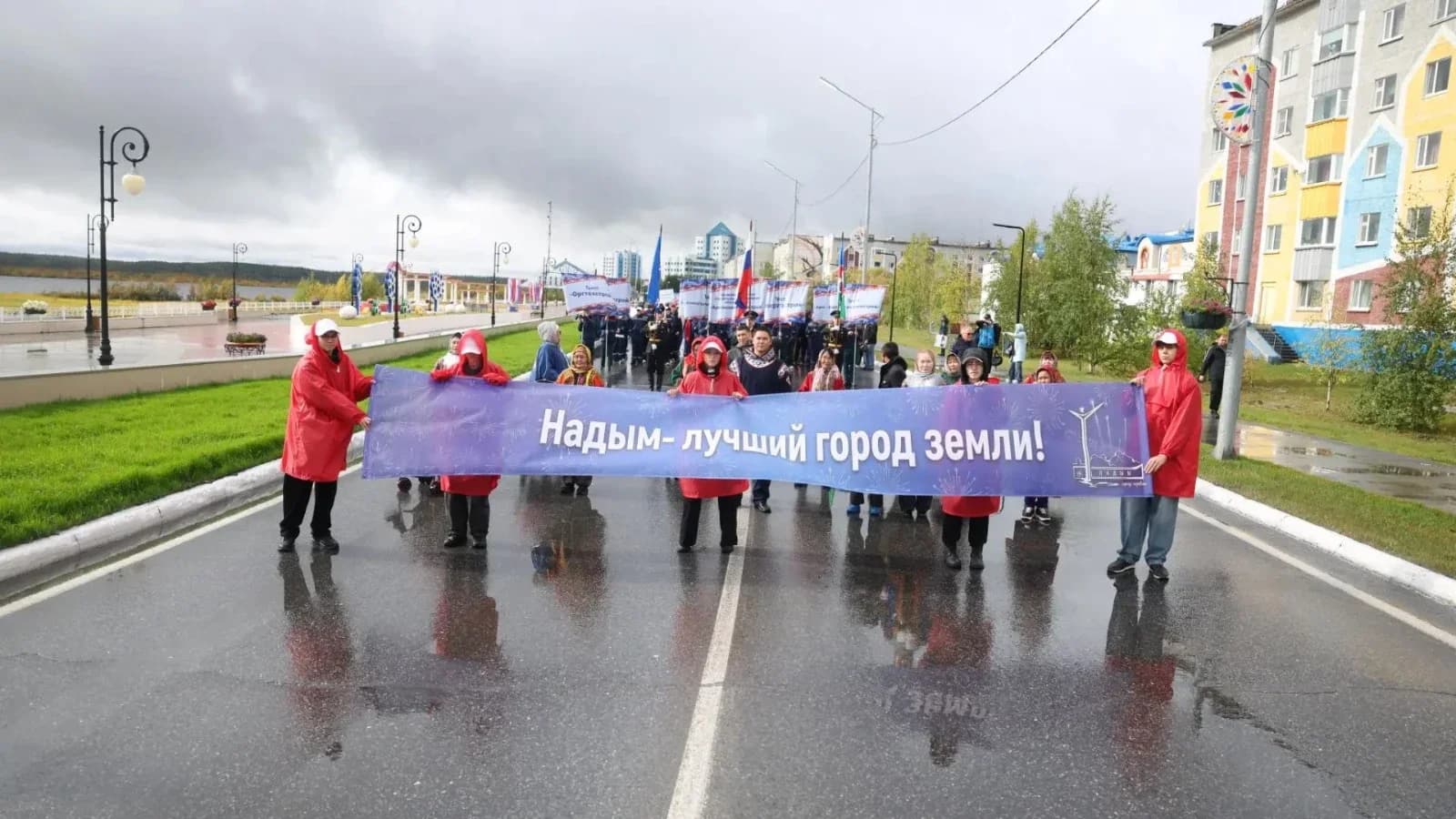 Город шагает в унисон: в Надыме прошло шествие трудовых коллективов