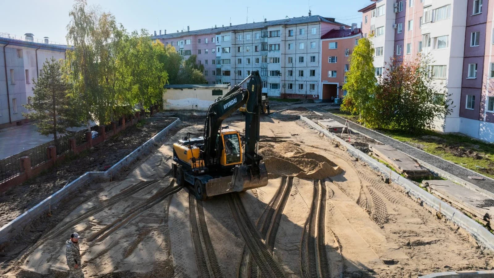 На личном контроле: глава Надымского района оценил ход благоустройства в микрорайонах