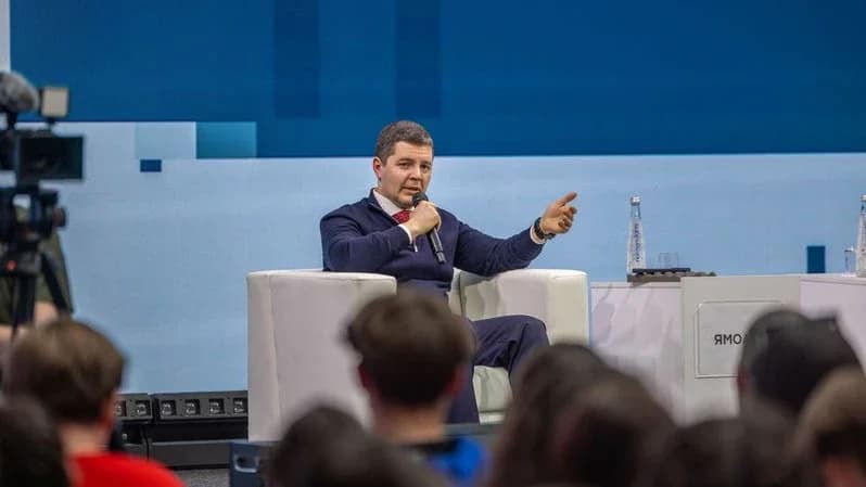 Дмитрий Артюхов рассказал о Ямале на фестивале молодежи