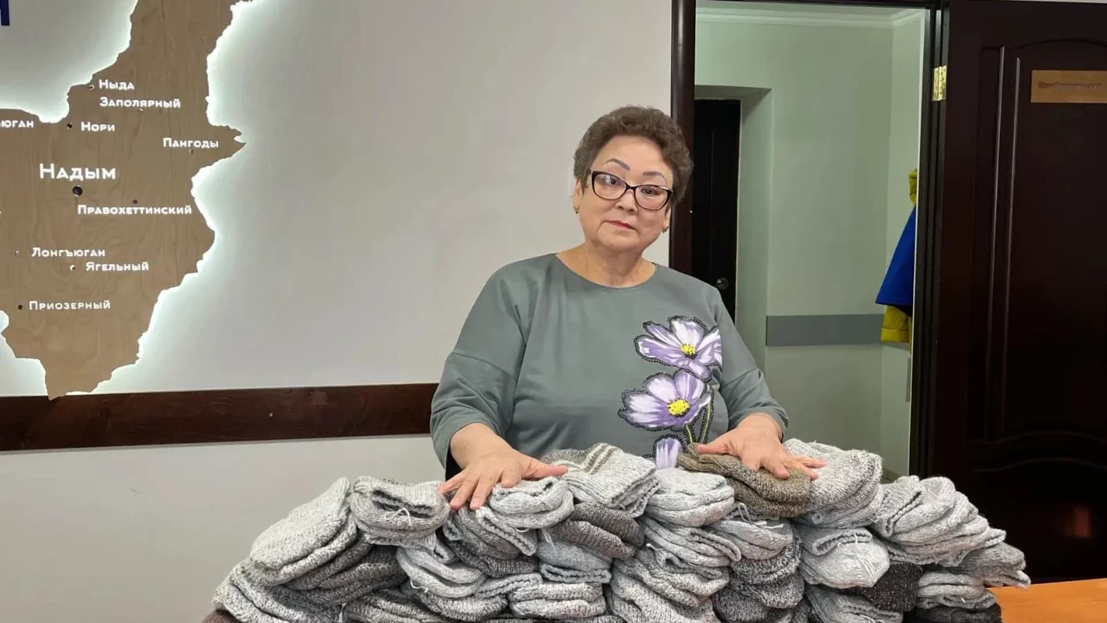 С теплом из Надыма: местная жительница связала более 50 пар носков для бойцов СВО